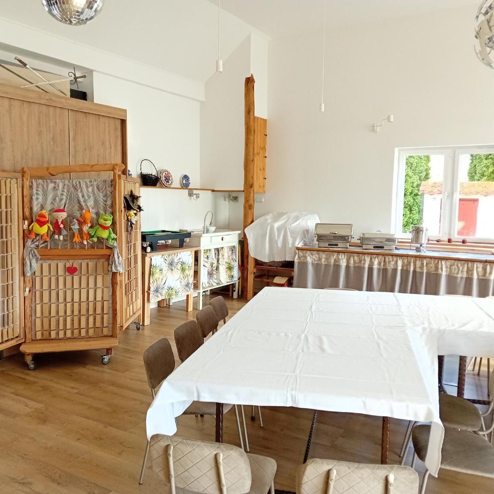 Dom z rustykalną duszą- 4 pokoje – dla 8 – 9 osób, przy granicy, nad rzeką Nysą, z salonem kuchnnym, jadalnią, z dostępem do partyroom, tarasem z widokiem na rzekę,