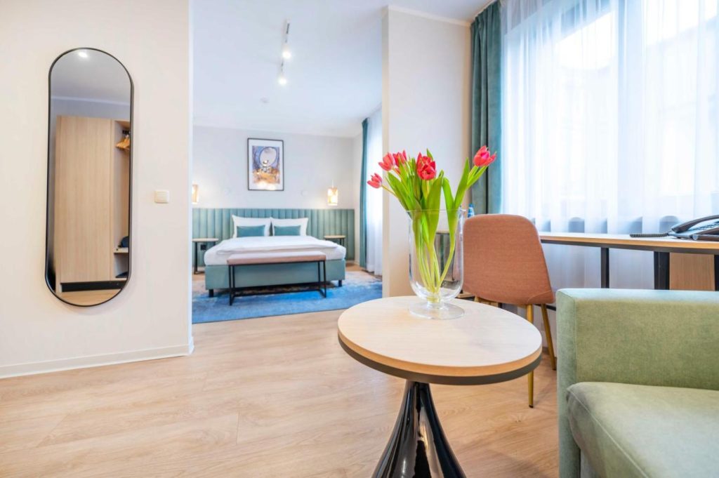 Hotel H12