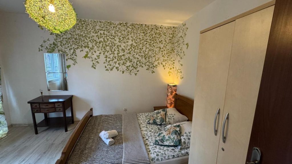 Lake House Hostel