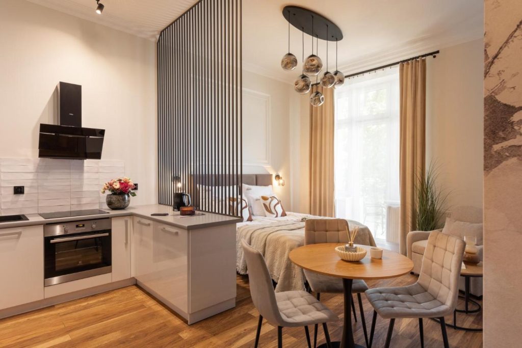 Morawskiego Suite Near Old Town – Balcony & AC by Downtown Apartments