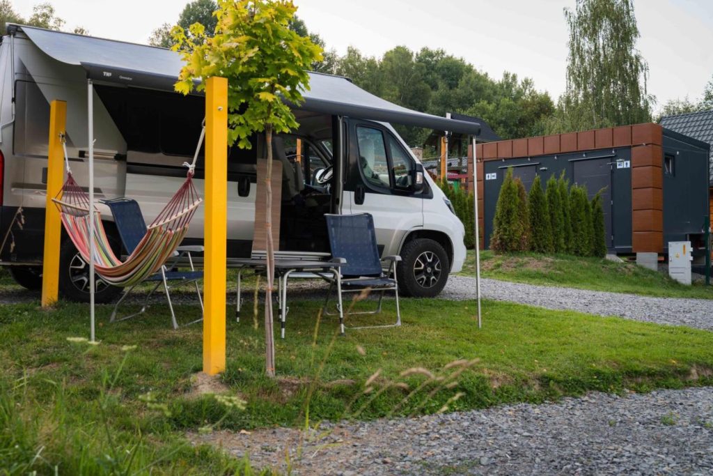 Slow Camp pod Bieniatka – namioty & Camper Park