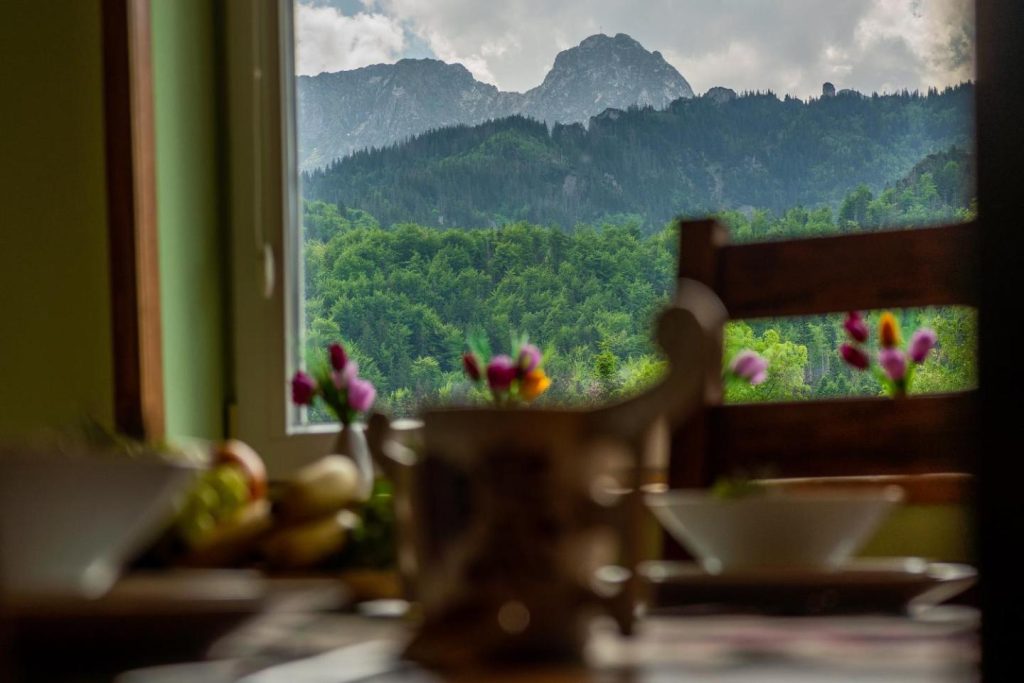 100 m2 Apartment – Nabucco with 270 degree Mountain View, 65 Oled TV, Netflix, PS5 Console