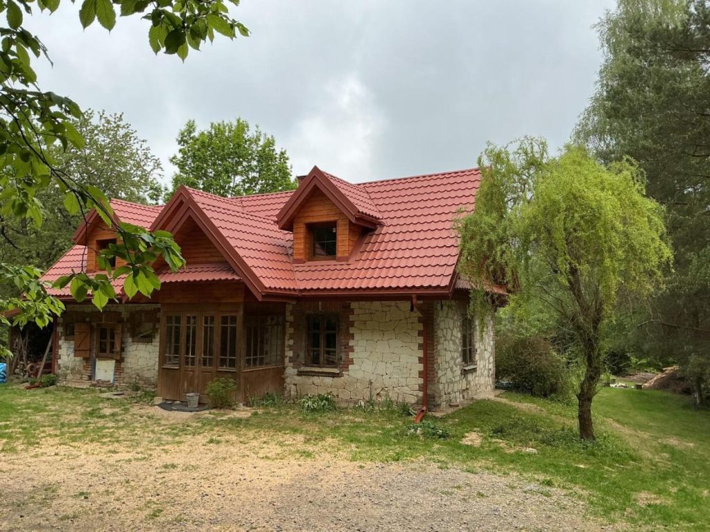 Agroturystyka Siedlisko Wydry – dom w środku lasu