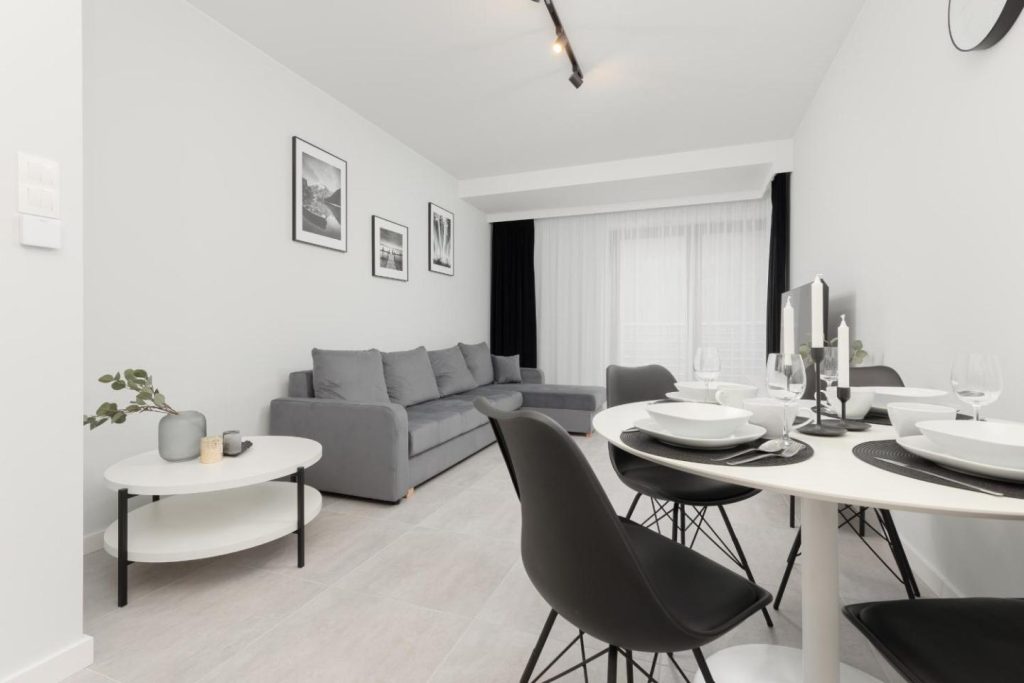 Air-Conditioned Apartment with Balcony & Parking by the Park in Łódź by Renters Prestige