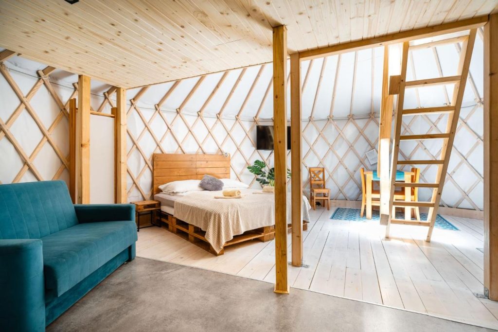 Aloha Glamp – Całoroczny glamping nad rzeką z prywatną balią – Stok narciarski, góry, lasy, sauna