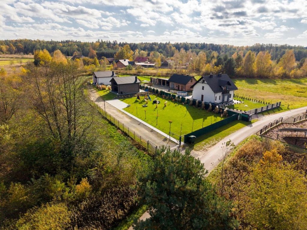 Biała chatka w Krzaczastym Zakątku