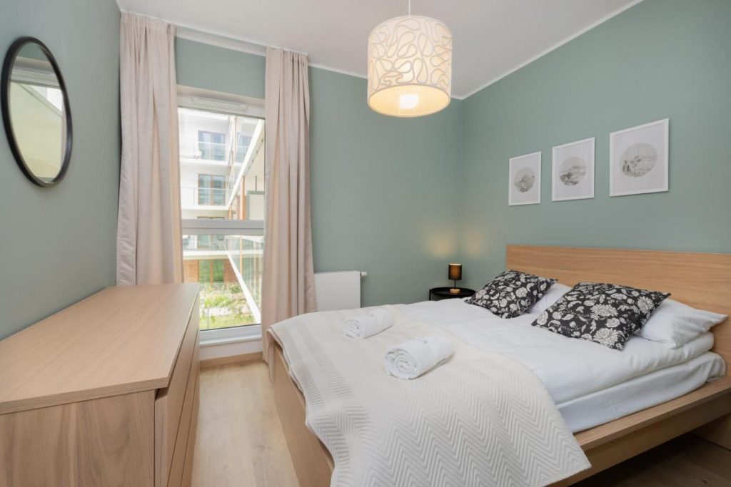 Bright & Stylish Apartment with Balcony 1,5 km to Gdańsk Main City by Noclegi Renters