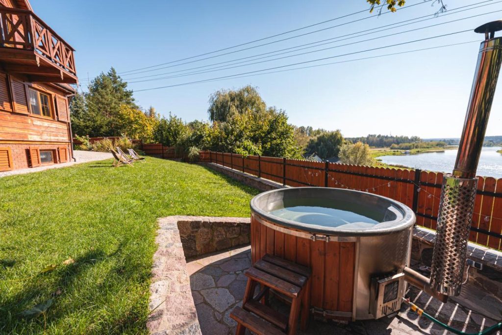 Bug Na Skarpie – Domek Wypoczynkowy z Jacuzzi i Kominkiem