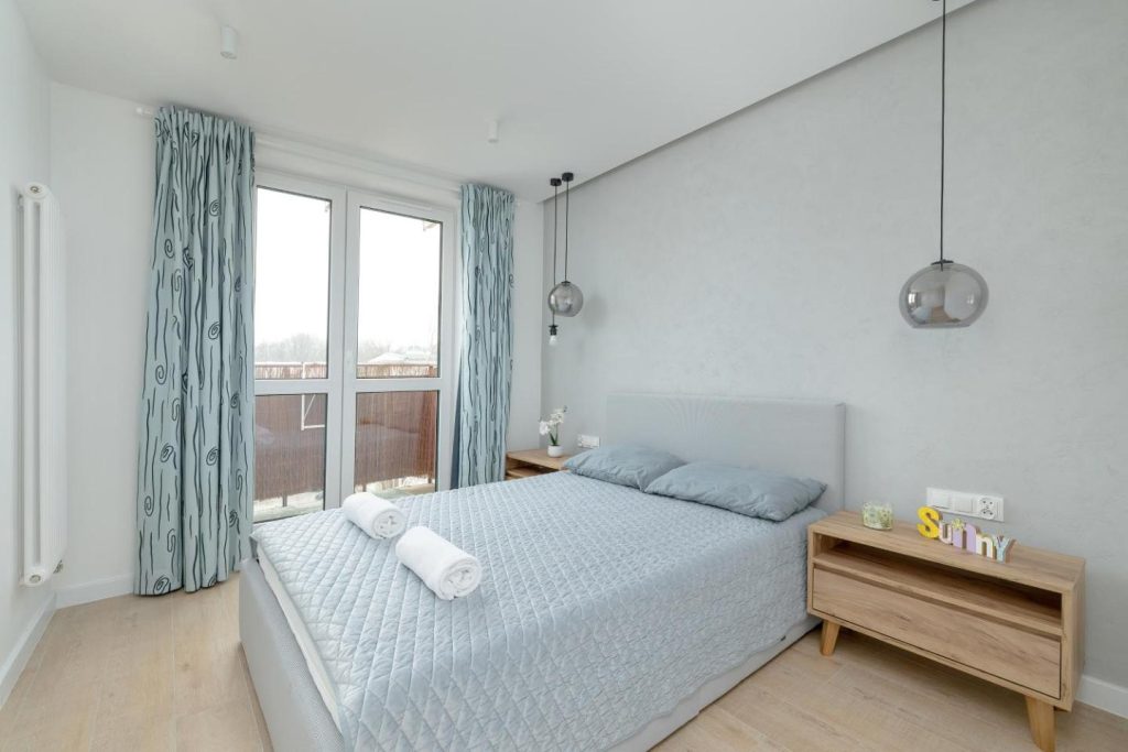Charming Apartment with a Balcony in Rzeszów by Noclegi Renters
