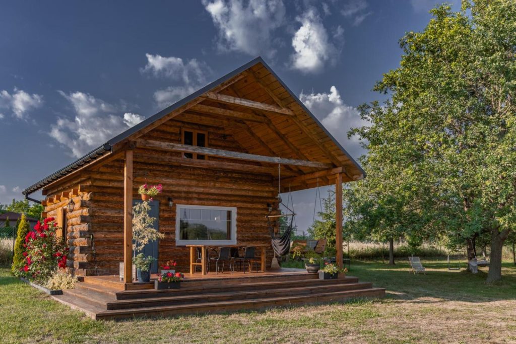 Dom pod Dębami – drewniany domek z basenem, kominkiem i ogrodem