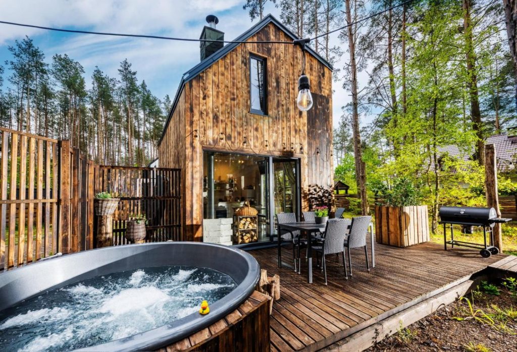 Domek lubiana180 WABI SABI w lesie jacuzzi sauna kominek – drewno w cenie pobytu – nad jeziorem Kaszuby pieski tylko do 10kg za dodatkową opłatą
