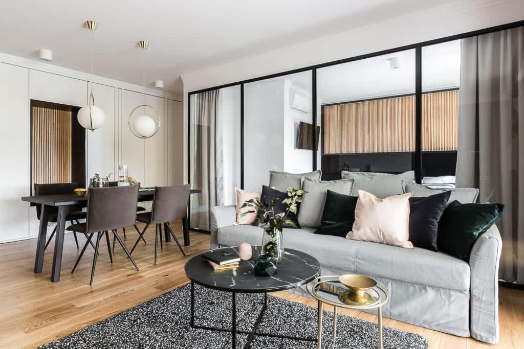 Elegancki i Stylowy Apartament w Gdańsku z Klimatyzacją, Wanną i Parkingiem by Noclegi Renters