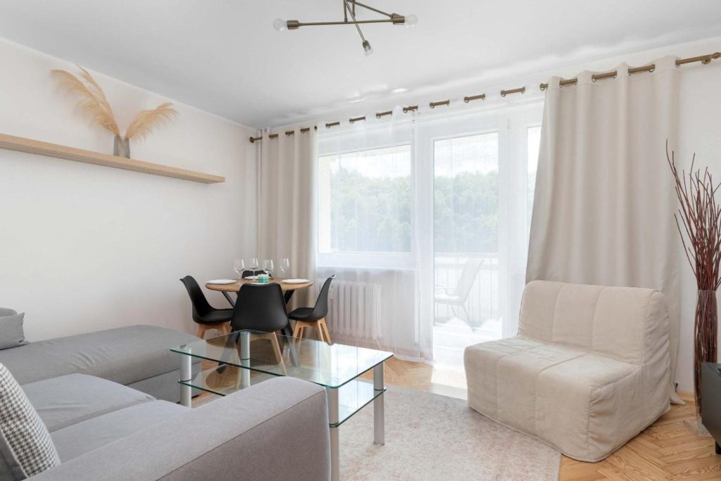 Family Apartment with a Balcony Near Green Spaces by Noclegi Renters
