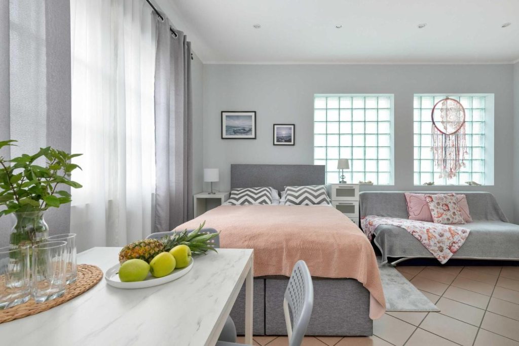 Functional & Cozy Studio Close to the Beach and Downtown by Noclegi Renters