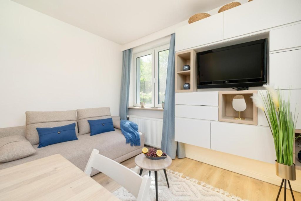 Functional Studio with Parking by Noclegi Renters