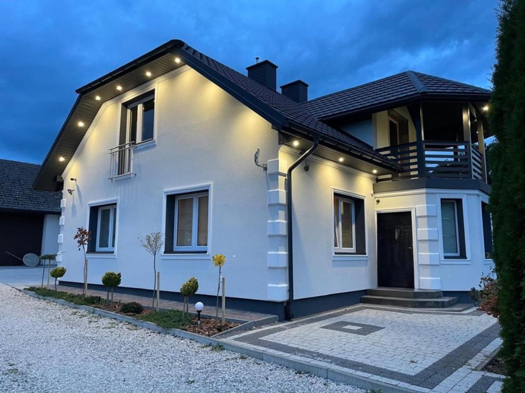 Luksusowa Ekskluzywna willa z sauną,siłownią dużym ekskluzywnym salonem na wyłączność eksluzywny duży dom 2 poziomy-dom nowoczesny styl elegancki 3 łazienki , sypialnia,salon, 2 duże garaże POMYSŁ NA JESIENNY WYJAZD wolne terminy !!