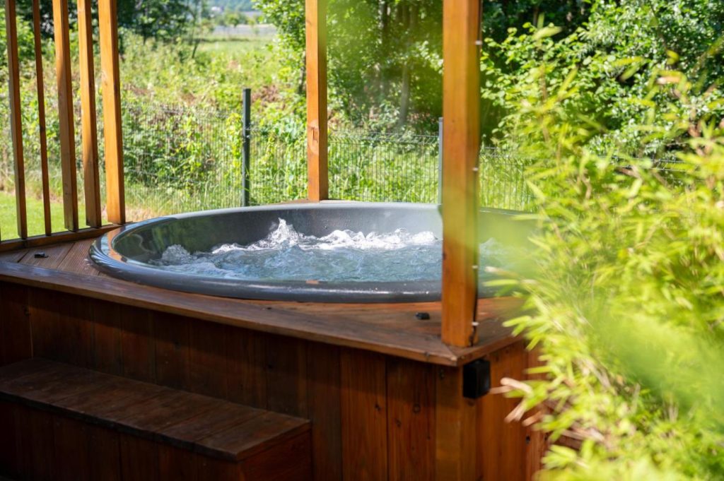 Osada Malawka pod Śnieżką – wypoczynek w saunie lub jacuzzi z widokiem na góry