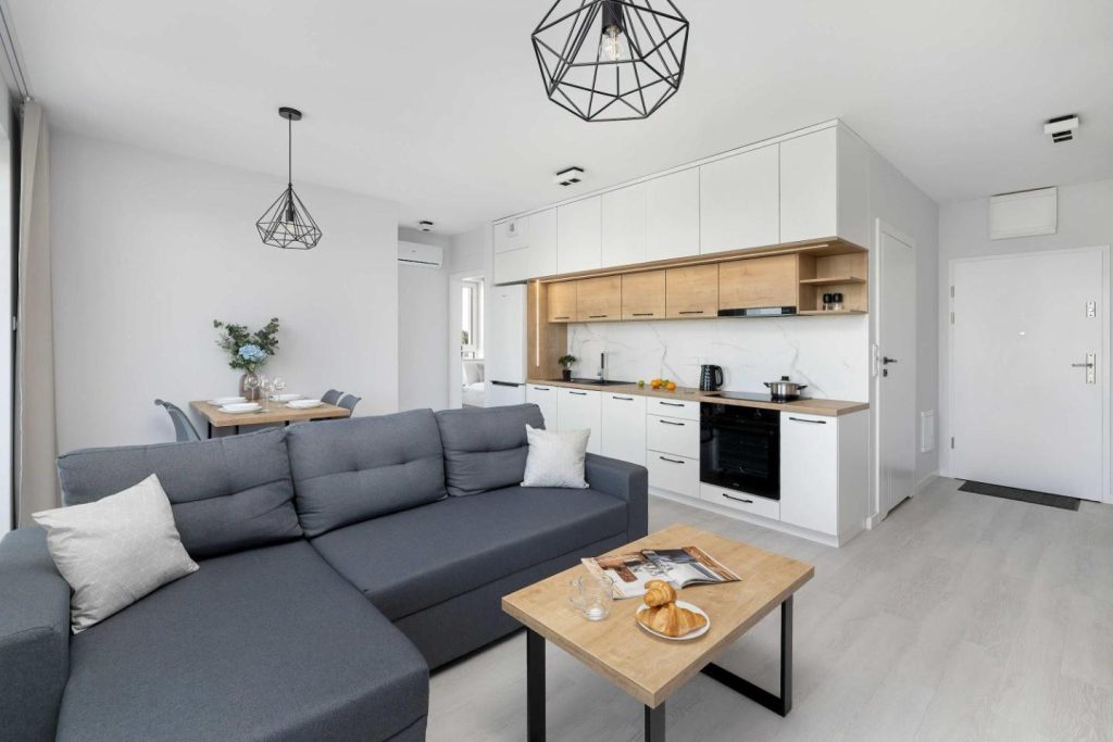Przestronny Apartament z Klimatyzacją, Balkonem i Parkingiem by Noclegi Renters