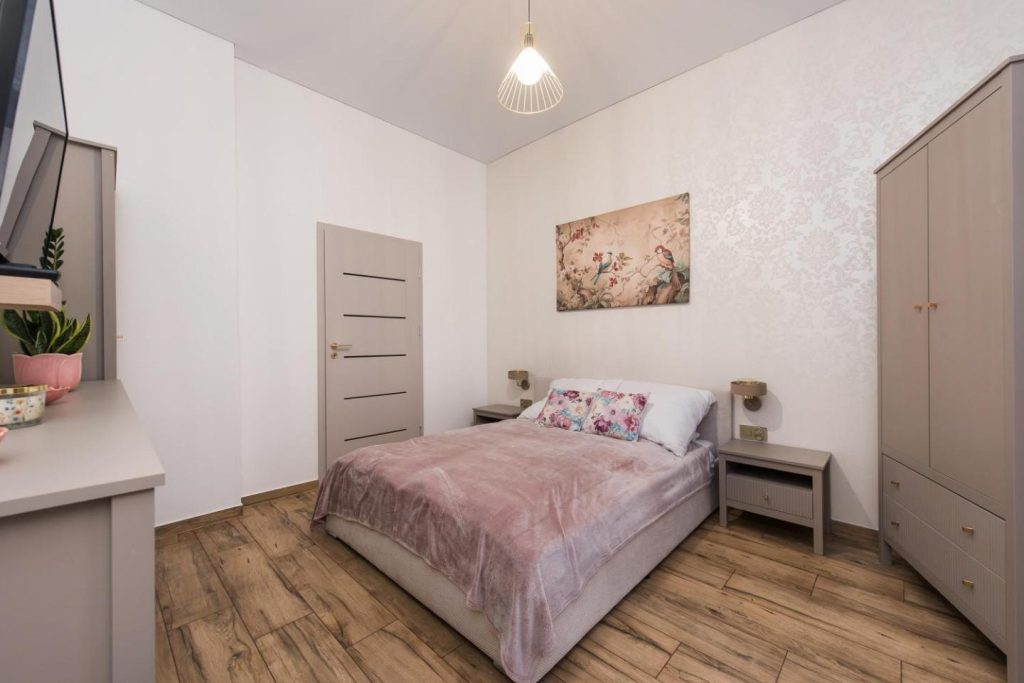 RETRO STATiON APARTMENT