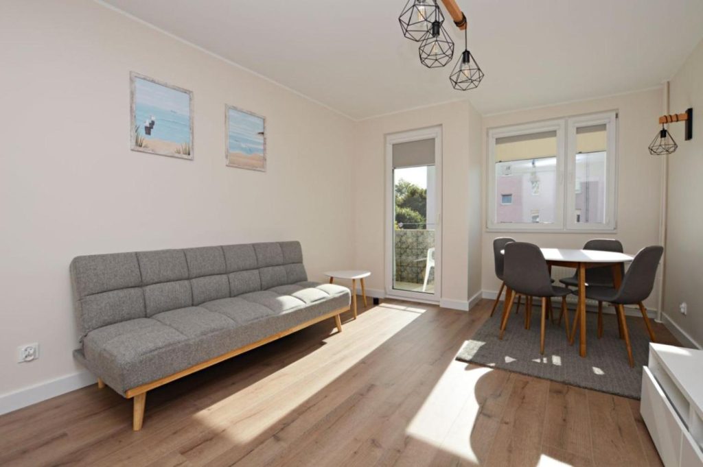 Spacious Victus Apartment with a Balcony Near the Beach by Noclegi Renters