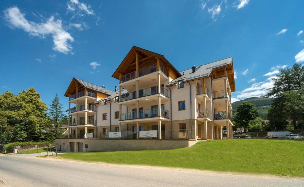 Subtelne i Stylowe Apartamenty Sun Seasons 24 w Karpaczu z Umeblowanym Balkonem by Noclegi Renters