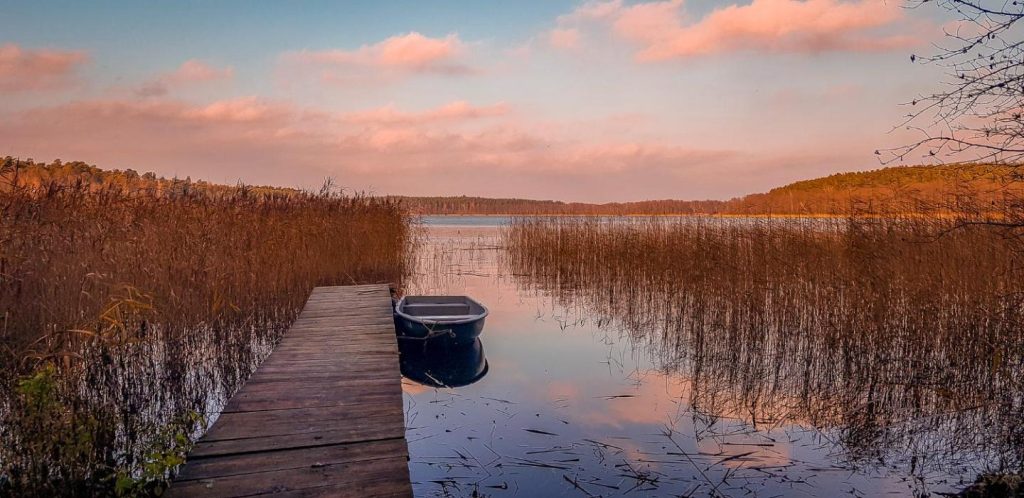 Ulążki17 – stary, tylko odświeżony dom na brzegu jeziora w sercu lasu