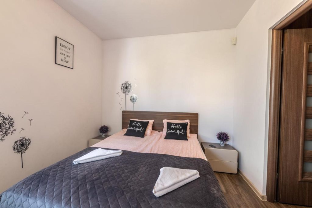 Victus Cozy Apartment with Underground Parking by Noclegi Renters