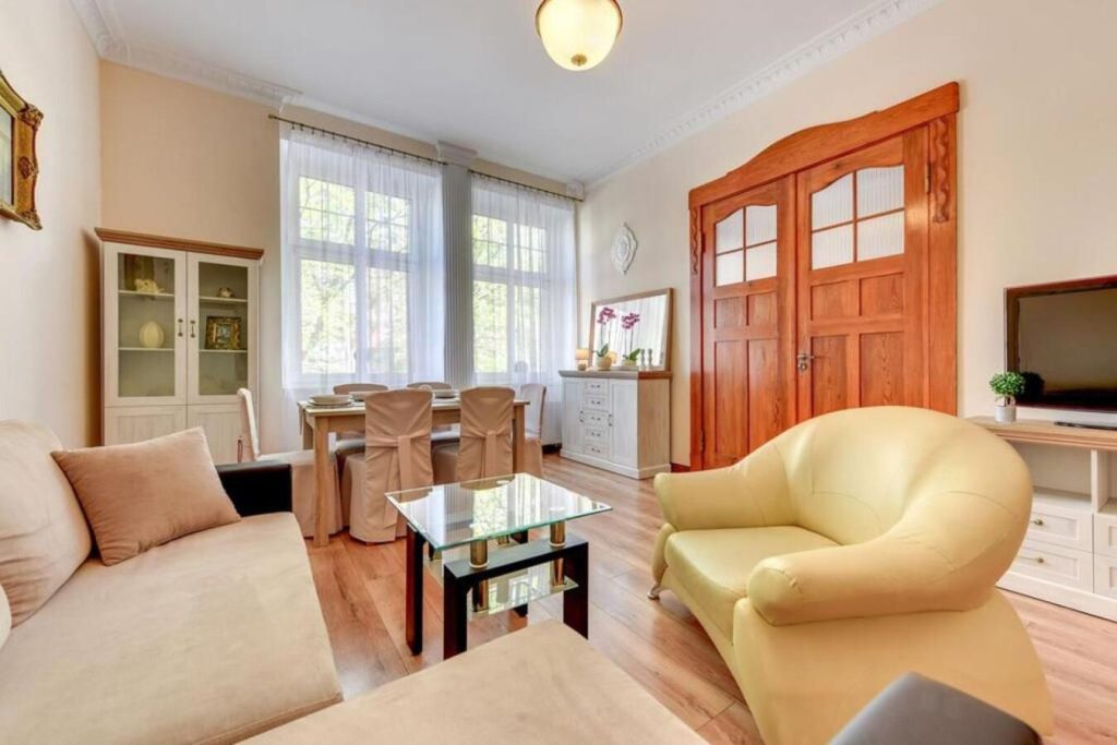 Victus Family Apartment near the City Center by Noclegi Renters