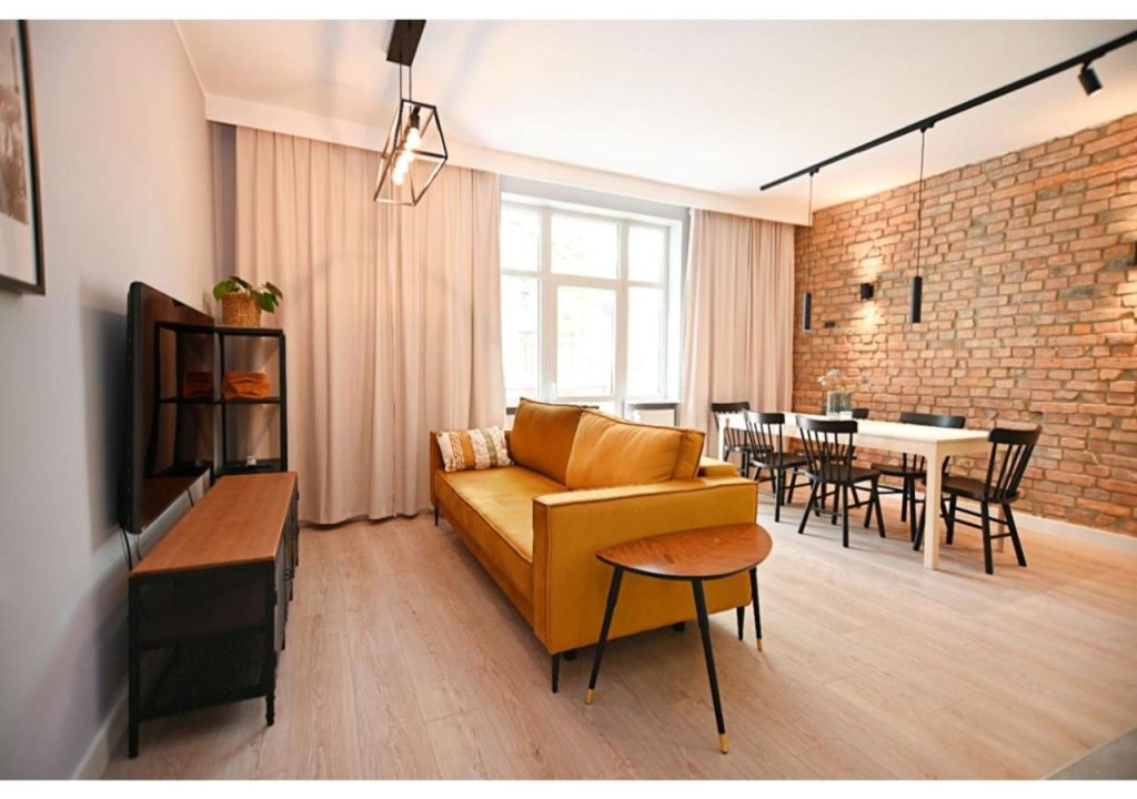 Victus Spacious Apartment Close to the Beach with a Work Space by Noclegi Renters