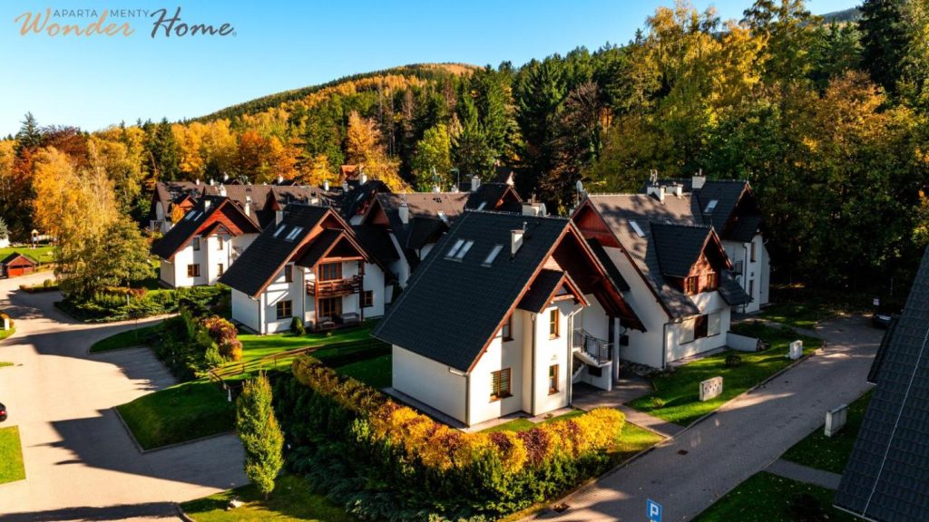 Wonder Home – Domki górskie z kominkami na kameralnym osiedlu – plac zabaw na terenie kompleksu